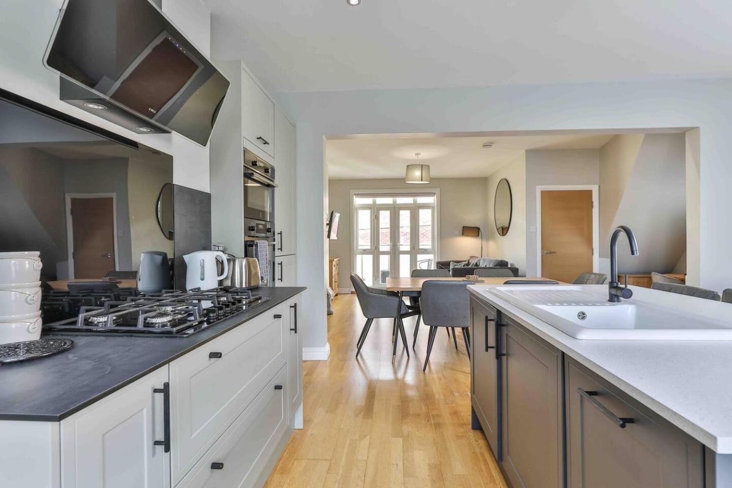 Stylish & Spacious 3 Bed Apartment With Parking 셰필드 외부 사진